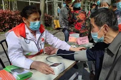 中醫問診、康復推拿……寶山這個街道持續開展健康咨詢志愿服務活動